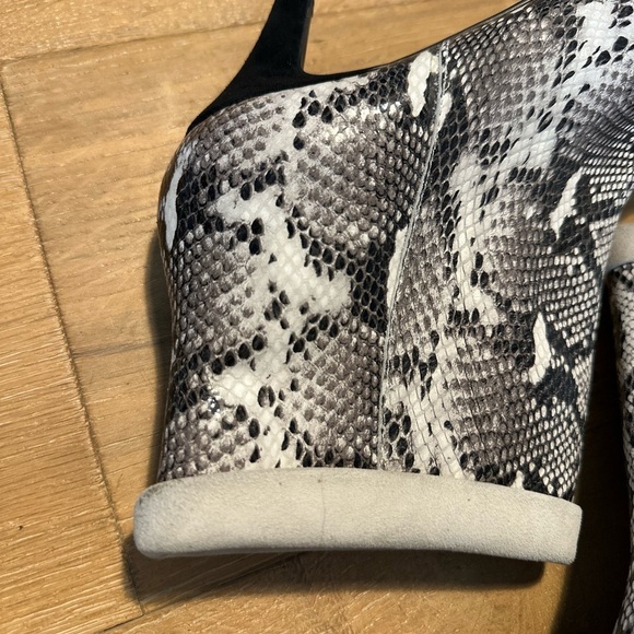 Women’s 42 Gold Olvy Snakeskin Suede Leather Point Toe Kitten Heel Bootie - Picture 6 of 8